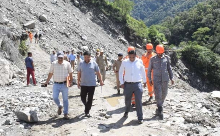 केदारघाटी में अतिवृष्टि के बाद चल रहे कार्यों का अधिकारियों के साथ किया स्थलीय निरीक्षण: प्रभारी सचिव डॉ. राजेश