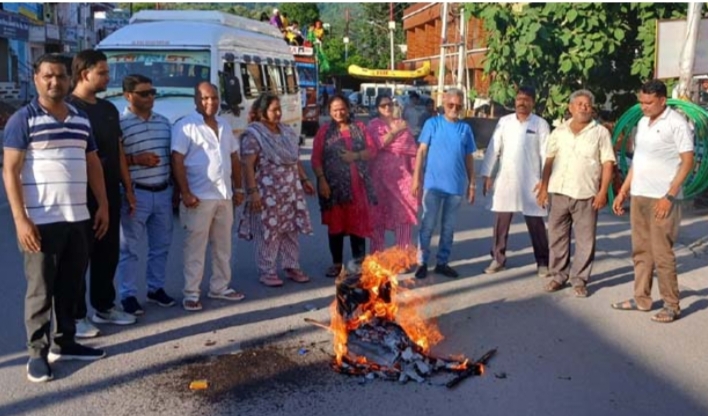 कांग्रेसियों ने फूंका भाजपा सरकार का पुतला