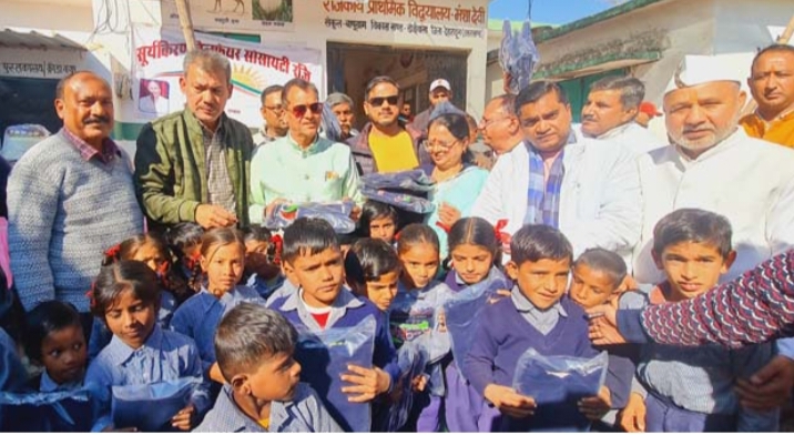 दिवंगत ग्राम प्रधान प्रेम सिंह बिष्ट की पुण्यतिथि पर बच्चों को यूनिफॉर्म की वितरित