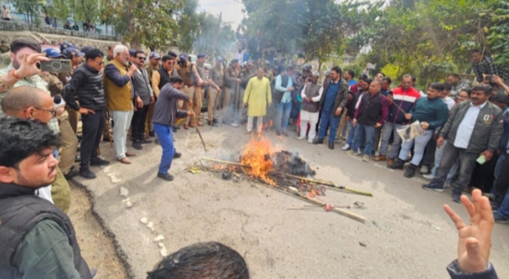 कैबिनेट मंत्री द्वारा पहाड़ी समाज को लेकर की गई टिप्पणी के खिलाफ आक्रोश, पुतला फूंका