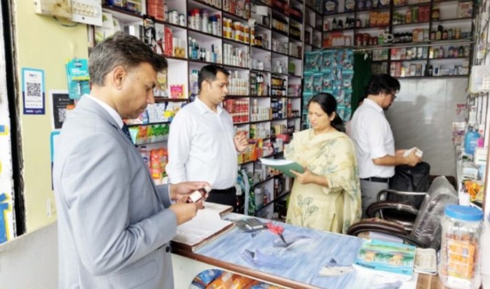 मेडिकल स्टोरों का औचक निरीक्षण, सील