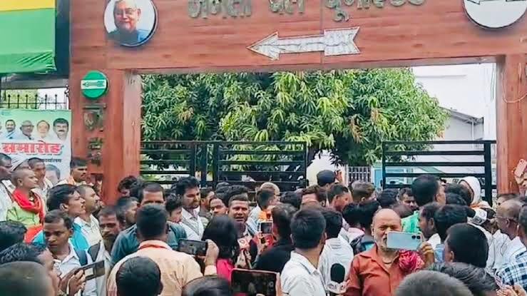 विद्यालय रात्रि प्रहरी ने जेडीयू दफ्तर का किया घेराव, कहा- पांच हजार रुपये में कैसे चलेगा गुजारा, नीतीश कुमार निकाले समाधान