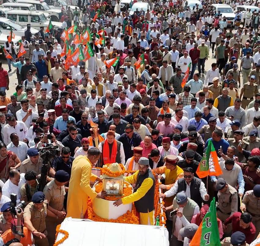 पीएम मोदी जनसेवा के 25 वर्ष पूर्ण, सीएम धामी ने सेवा ज्योति कलश यात्रा में किया प्रतिभाग, काशी विश्वनाथ मंदिर एवं शक्ति मंदिर में की पूजा-अर्चना