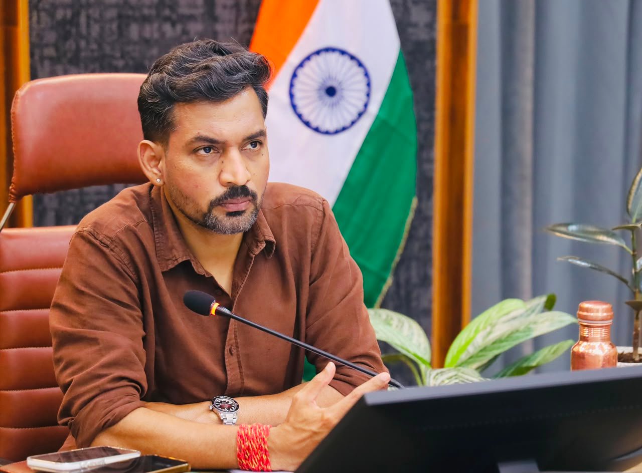 Dehradun: जिला प्रशासन की पहल से सेवा संकल्प अभियान के तहत 1611 बुजुर्गों को मिला सामाजिक सुरक्षा कवच, नवम्बर माह से मिलेगी वृद्धावस्था पेंशन
