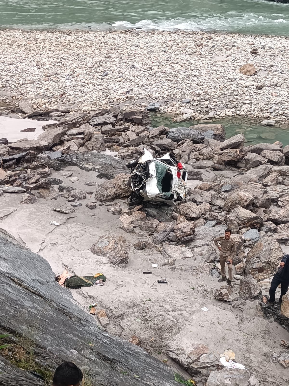 Devprayag: वैगनआर कार खाई में गिरी, 02 की मौत, 03 घायल
