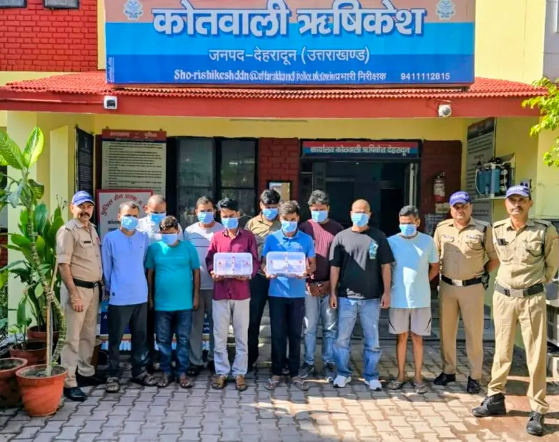 Rishikesh: होटल में जुआ खेलते 10 लोग गिरफ्तार, 2 लाख 80 हजार नकदी और 11 मोबाइल फोन बरामद