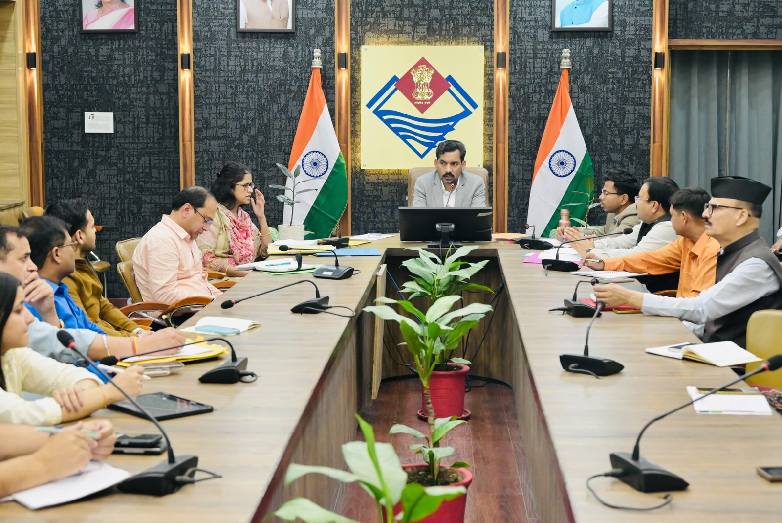 Dehradun: राष्ट्रपति के प्रस्तावित प्रदेश भ्रमण के दृष्टिगत तैयारियों की समीक्षा बैठक, अधिकारियों को दिए आवश्यक दिशा-निर्देश: जिलाधिकारी