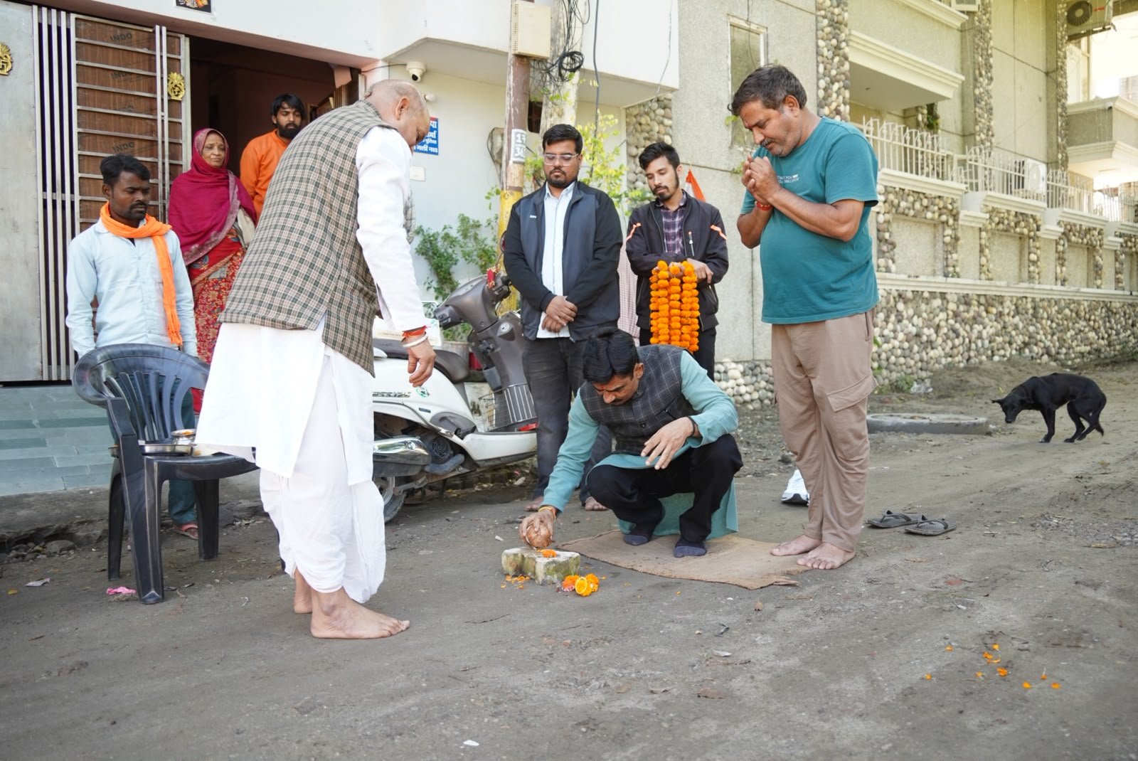 Rishikesh: महापौर ने आवास विकास गली नंबर-03 में 11 लाख रुपये की लागत से सड़क निर्माण कार्य का किया शुभारंभ