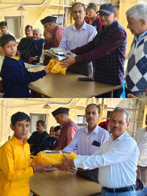 Rishikesh: उत्तराखण्ड सतरुद्रा ट्रस्ट द्वारा स्थापना दिवस पर स्कूली छात्रों को किए वस्त्र वितरण 