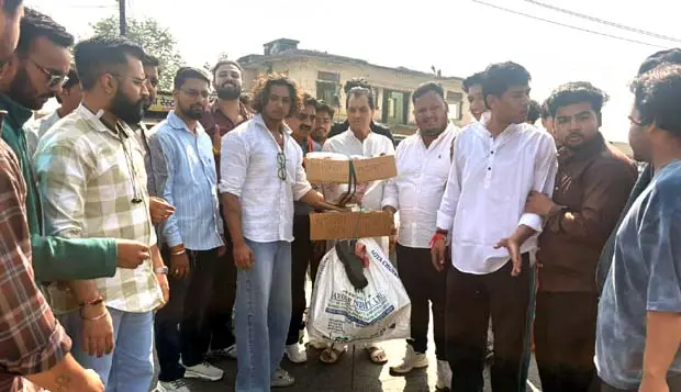 Rishikesh: भाजपा कार्यकर्ताओं ने फूंका अखिलेश यादव का पुतला