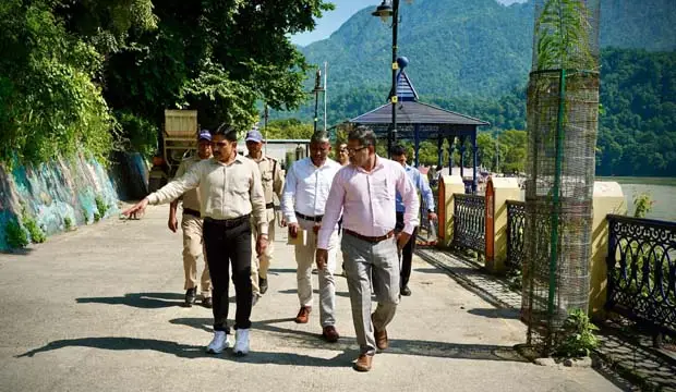 Rishikesh: मेयर और नगर आयुक्त ने आस्था पथ और त्रिवेणी घाट पर सौंदर्यीकरण का लिया जायजा